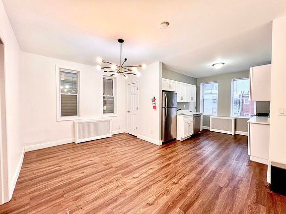 3rd image of 64 Atlantic St Floor 2