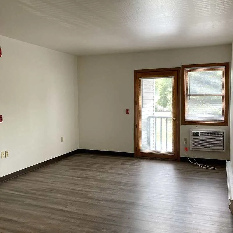 1 bed, 1.0 bath, $749 — Photo 2