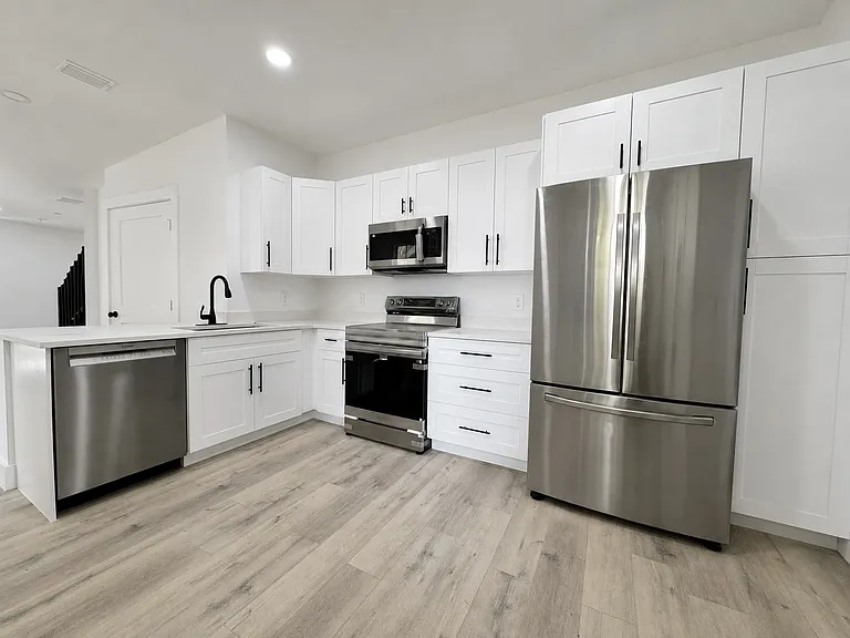 2050 Madeira Dr — Photo 1