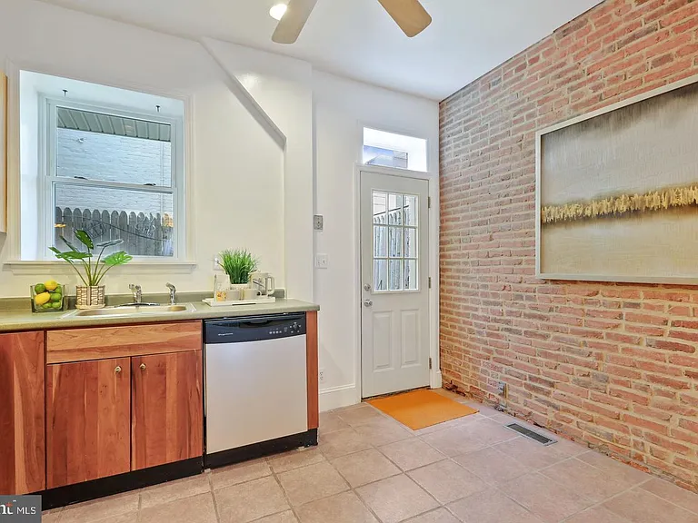 1528 Covington St — Photo 12