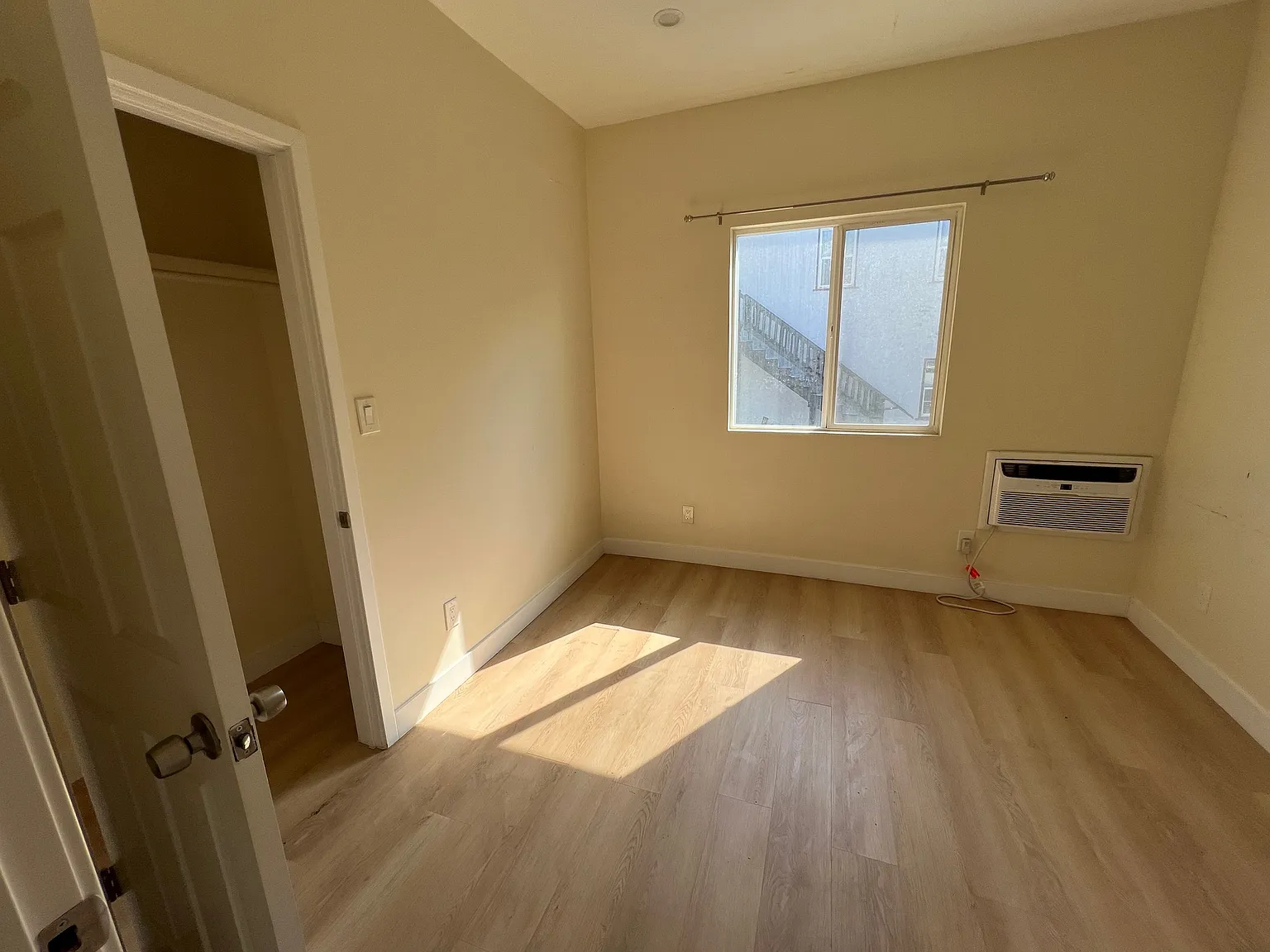 3 bed, 1300 sqft, $3,400 — Photo 2