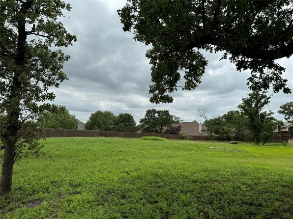 905 Crown Ct, Burleson, TX 76028