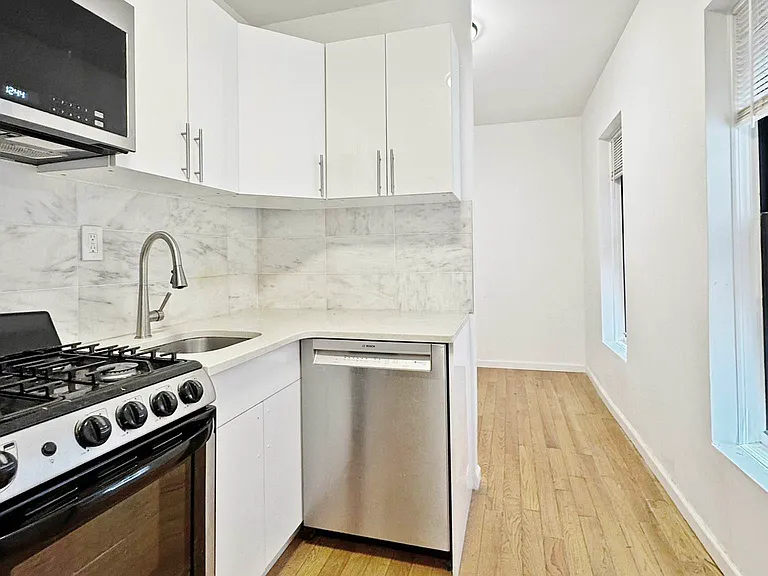 454 W 36th St #4 — Photo 3