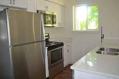 4 bed, 2 bath spacious apartment for rent Sept 2026 - first month free! — Photo 3