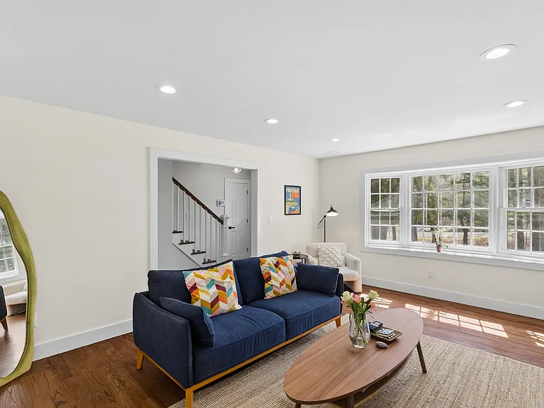 135 Pembroke Dr — Photo 13