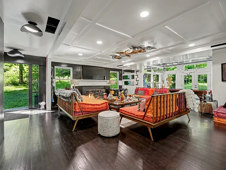 84 Hunting Ridge Rd — Photo 4