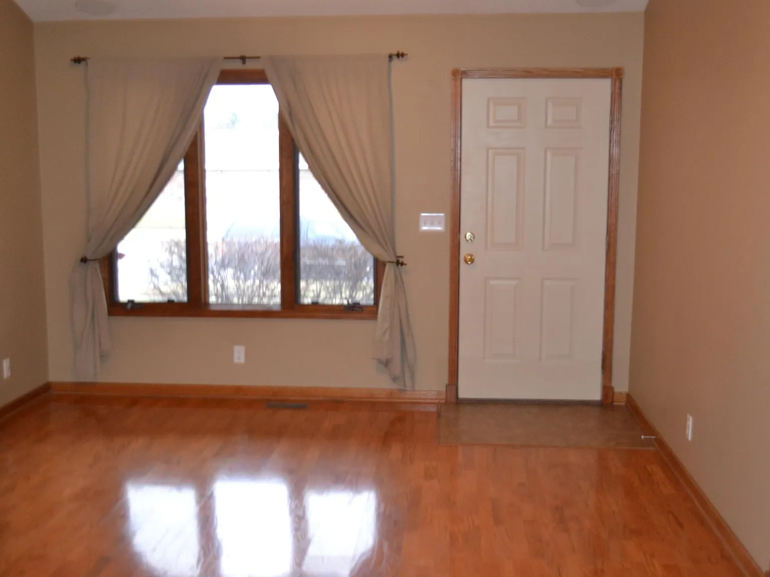 3 bed, 1800 sqft, $1,495 — Photo 2