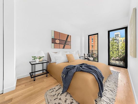 4th image of 650 E 6th St #Penthouse