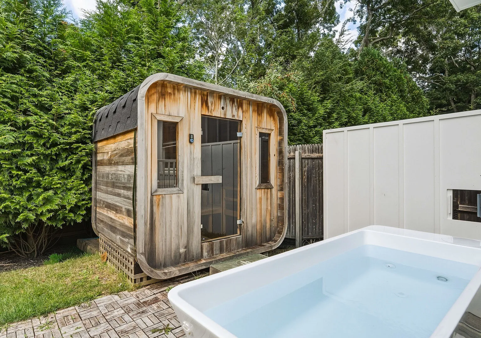 Beautiful retreat with a heated pool, sauna, & modern interiors — Photo 3