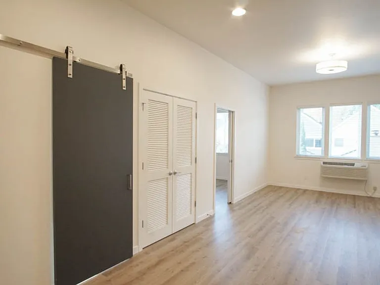 6015 S Virginia Ave #301 — Photo 4