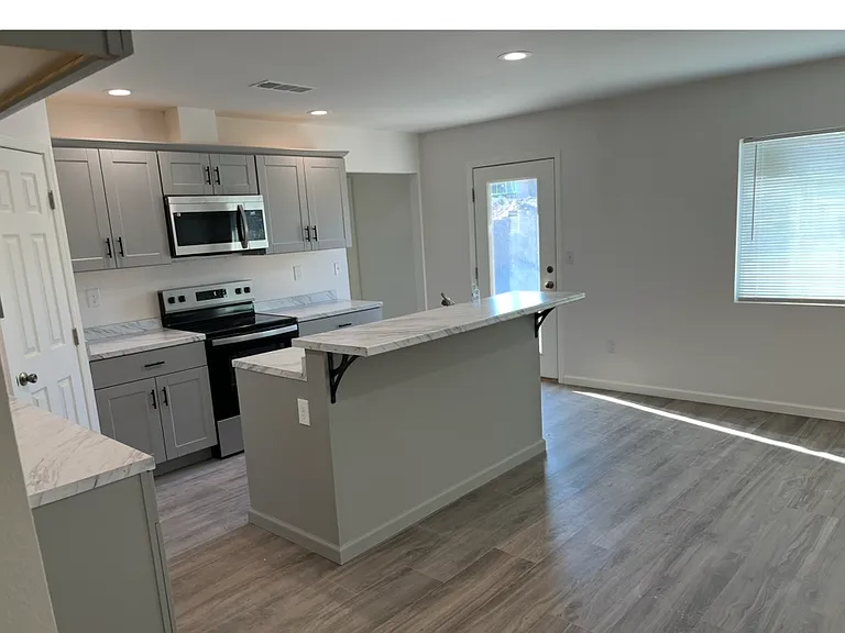 2740 Inverness Dr — Photo 7