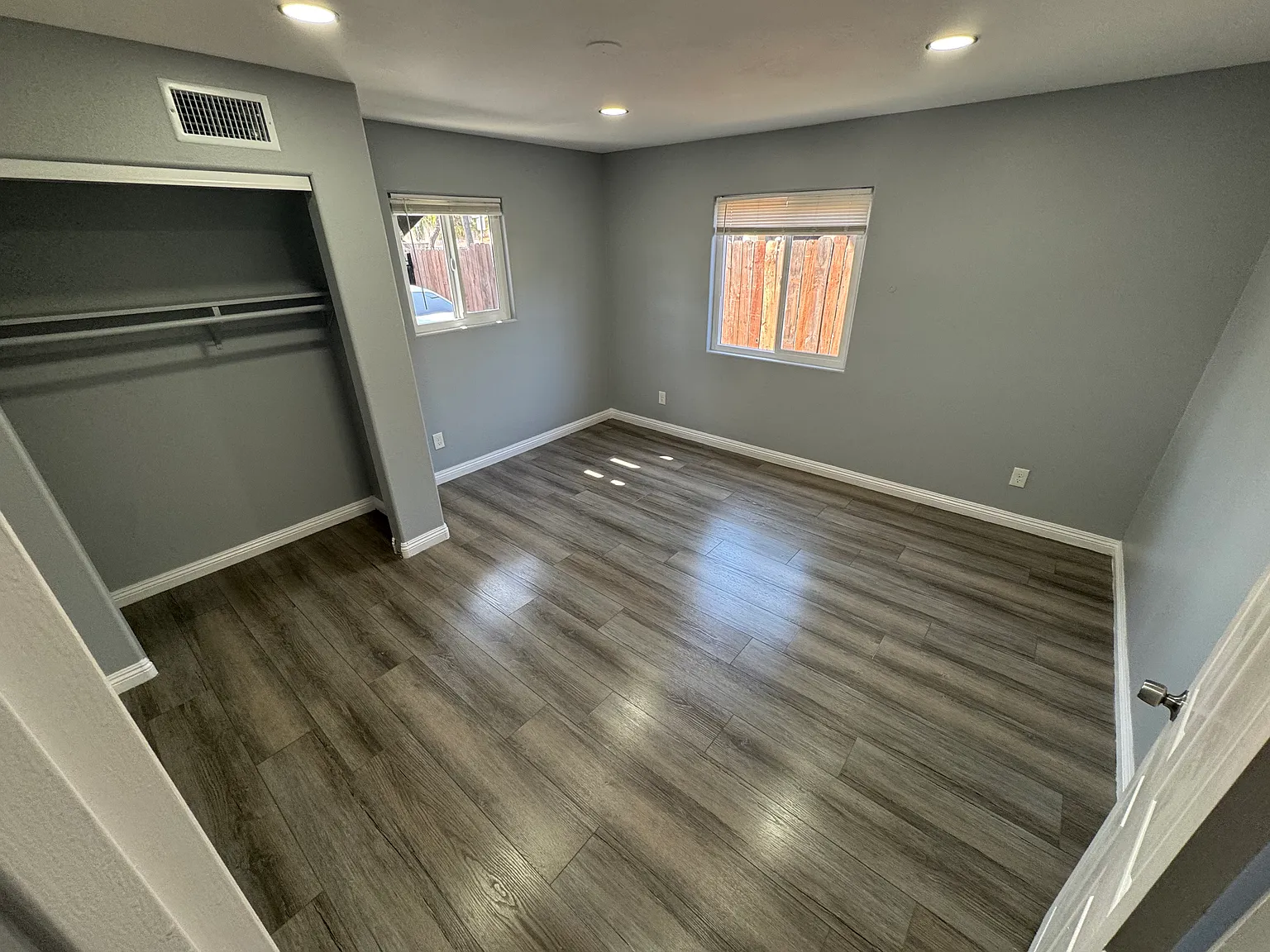 5 bed, 2000 sqft, $1,000 — Photo 3