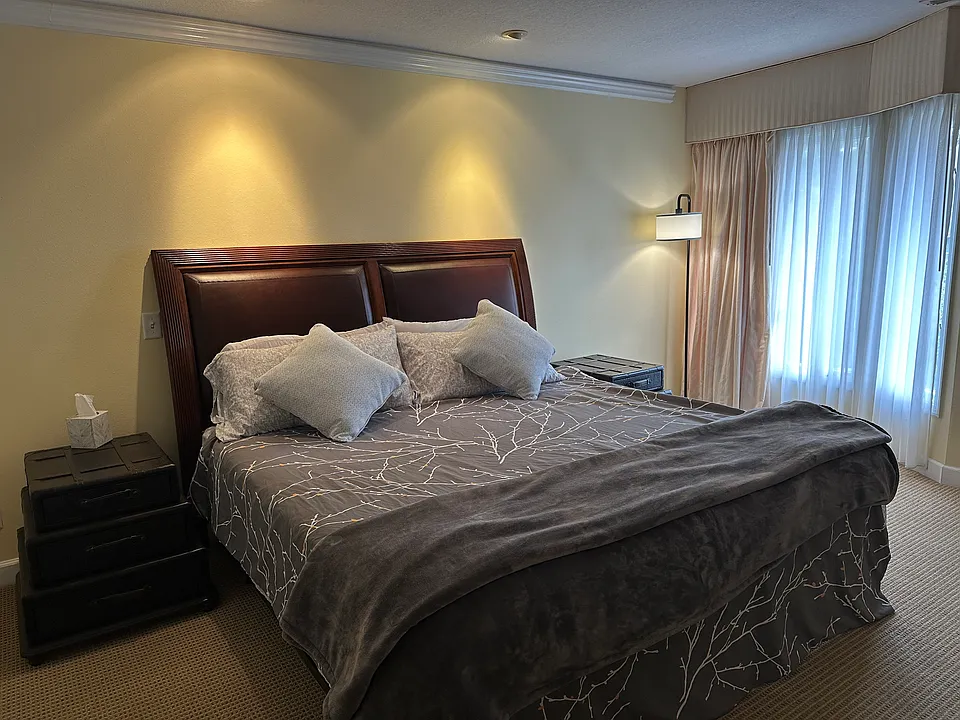 King bed with 2 nightstands