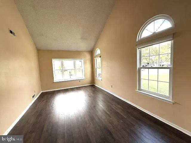 3 bed, 2.5 bath, 1894 sqft, $3,250 — Photo 4