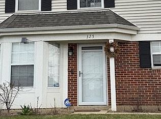 325 Green Knoll Ln, Streamwood, IL 60107