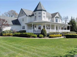 9 Collins Ct, Bayport, NY 11705