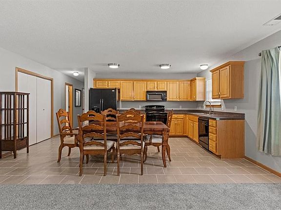 3rd image of 600/602 NW Woodbury Dr