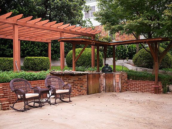 Back Patio w Cooking Station