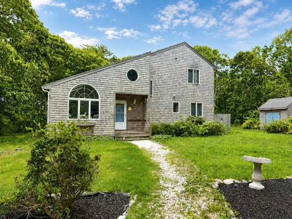 8 Pipn Cir, Edgartown, MA 02539