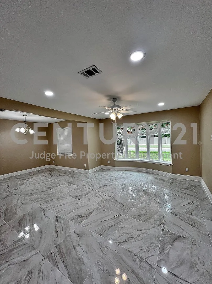 Meticulously Maintained and Updated 3/2/2 in Irving For Rent! — Photo 4