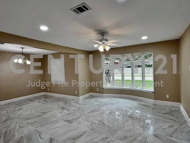 1914 W Northgate Dr — Photo 4