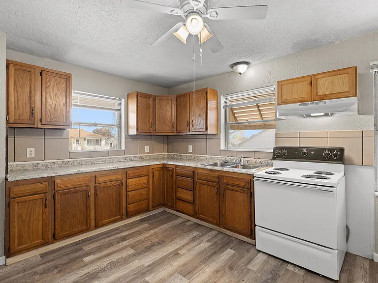 323 Ames Pl — Photo 10
