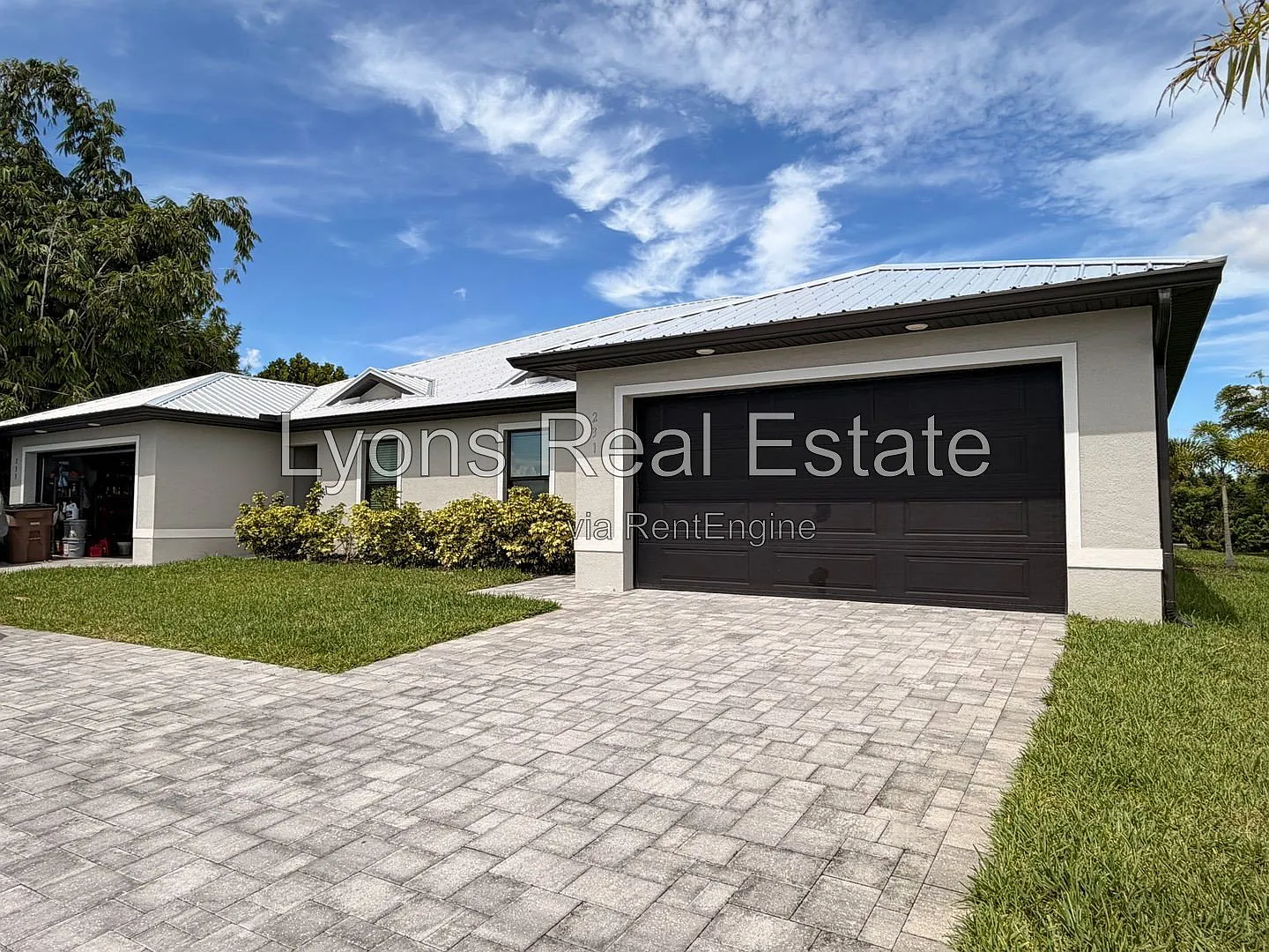 3 bed, 2.0 bath, 1421 sqft, $2,400 — Photo 2