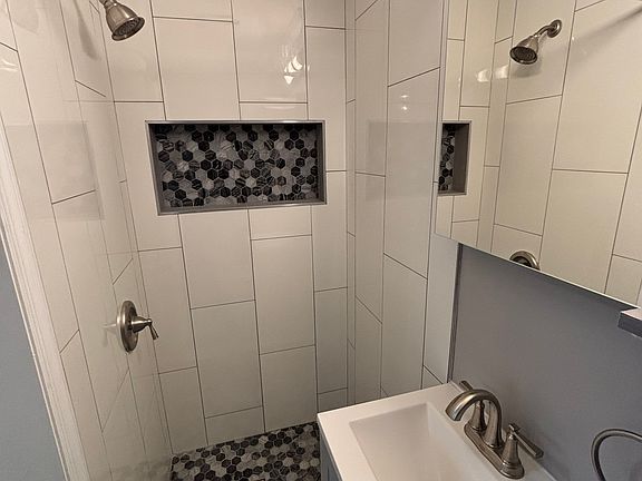 5th image of 589 Bramhall Ave #2F