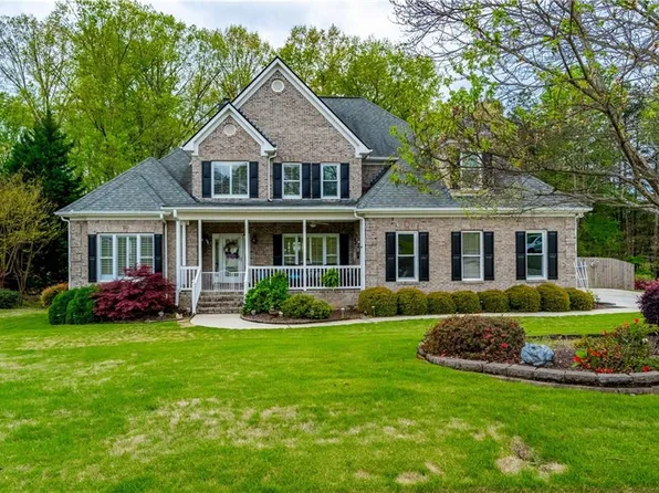 916 Edgewater Dr, Loganville, GA 30052