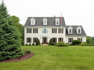 N49W28220 Maryanns Way, Pewaukee, WI 53072