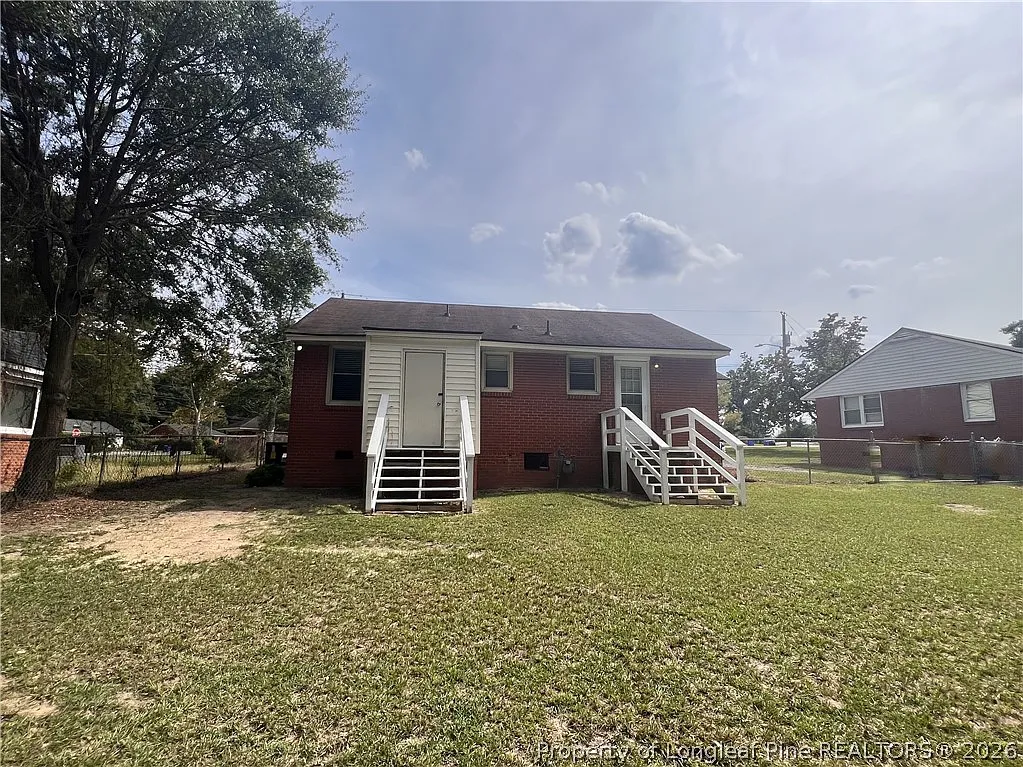 2 bed, 1.0 bath, 884 sqft, $1,195 — Photo 2