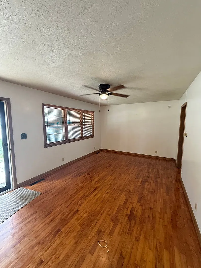 3 bedroom 1.5 bathroom with updated kitchen located in E Side of Springfield — Photo 3
