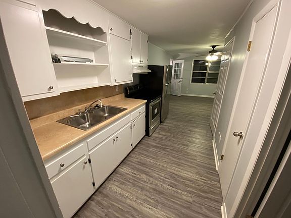 3rd image of 1010 Davis Dr #A