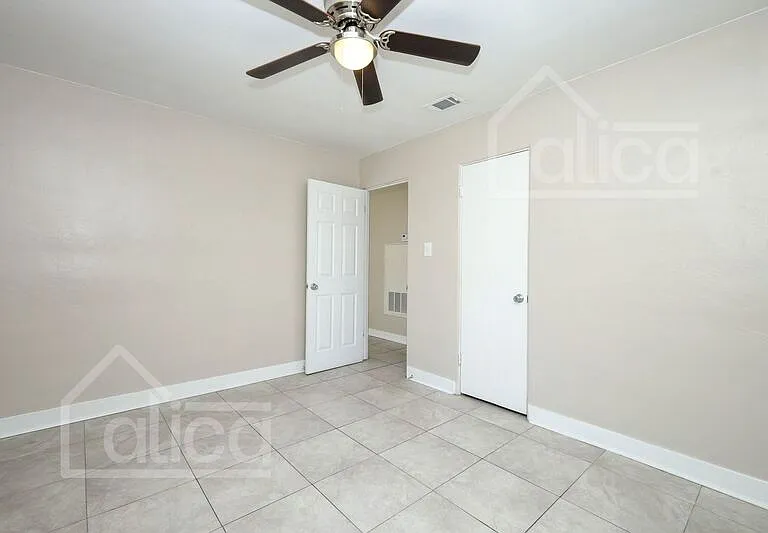 3810 Thompson St — Photo 11