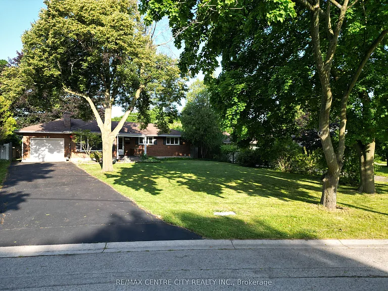 74 Brentwood Cres — Photo 1