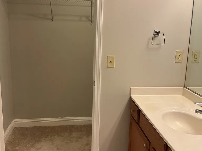 Drake Hotel Apartments — Photo 21