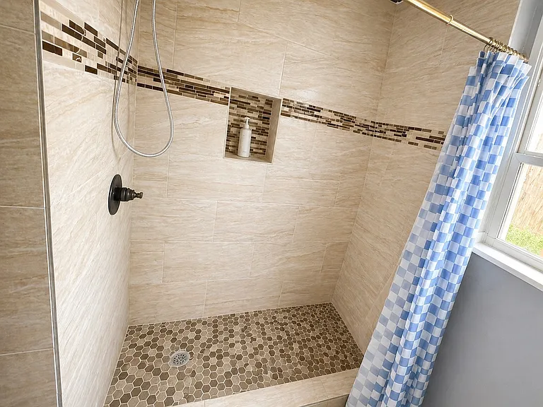 812 Irwin Dr — Photo 13