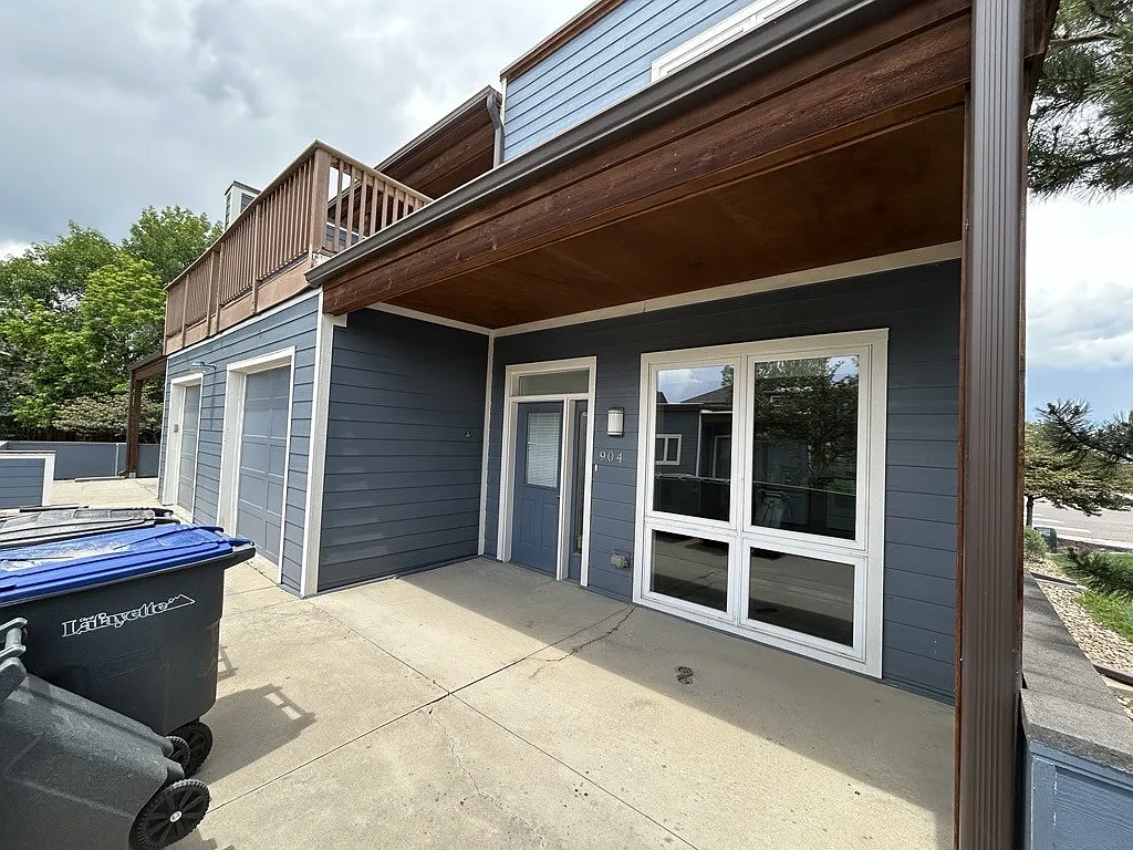 3 bed, 2400 sqft, $3,490 — Photo 2