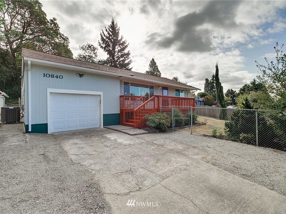 Welcome home! This charming midcentury sits high up off a private drive and boasts a spectacular 14,105sqft lot