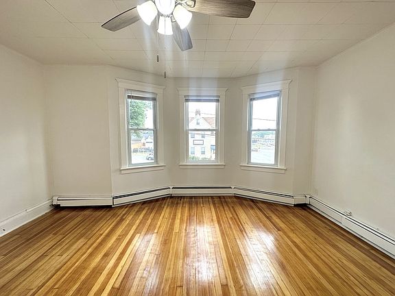 3rd image of 149 Grenville St APT 2