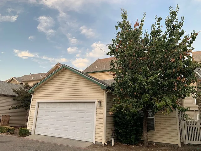 4 bed, 2.5 bath, $2,200 — Photo 2