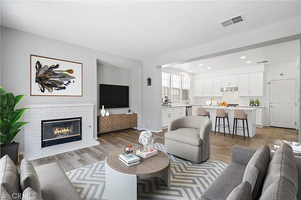 4 bed, 2.5 bath, 2713 sqft, $3,350 — Photo 3