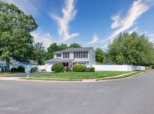 17 Stowe Ln, Howell, NJ 07731