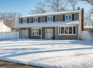 10 Mike Ln, Smithtown, NY 11787