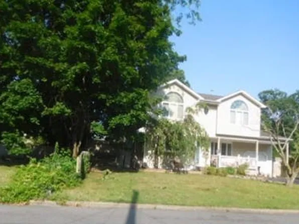 2 Mallard Ave, Selden, NY 11784