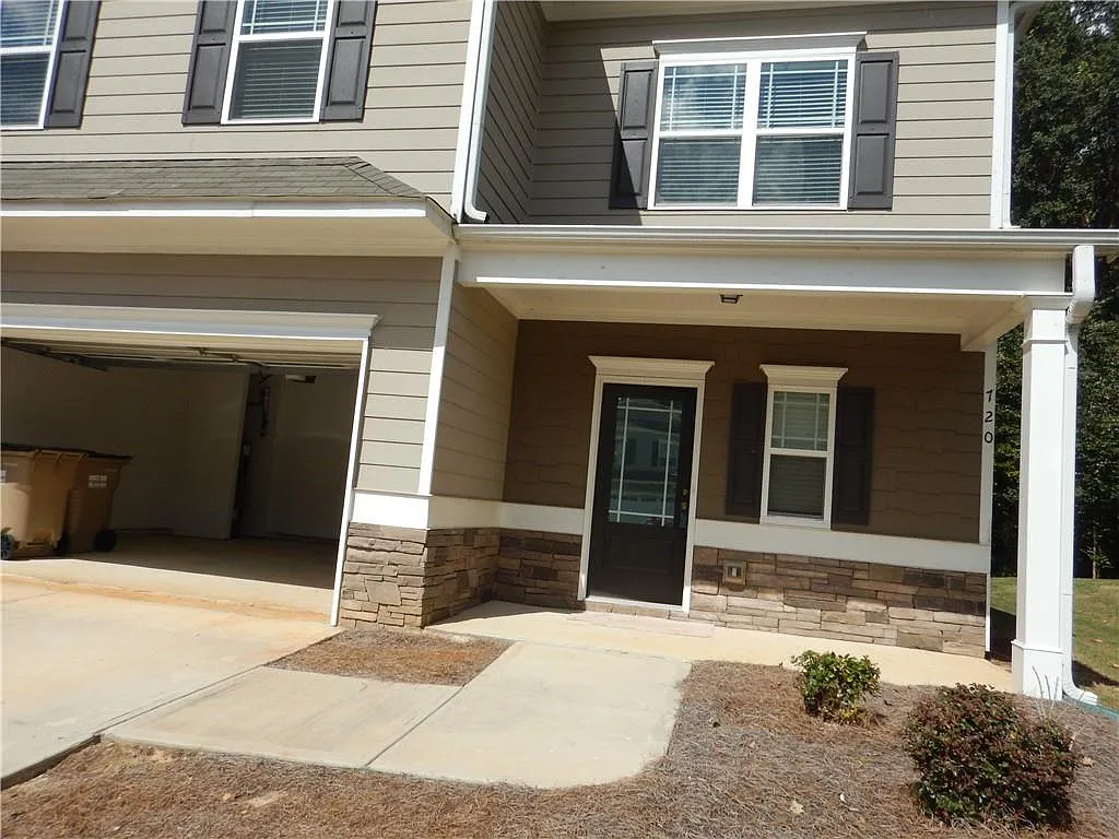 4 bed, 2.5 bath, 2288 sqft, $2,225 — Photo 2