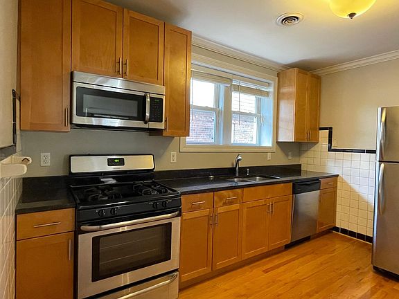 Kitchen wood, stainless and granite