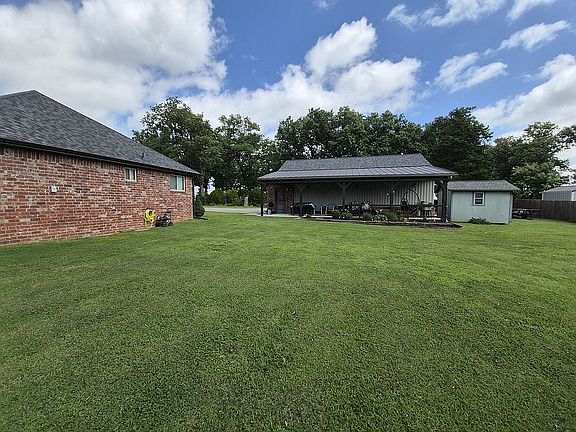 3rd image of 608 Bausinger Rd
