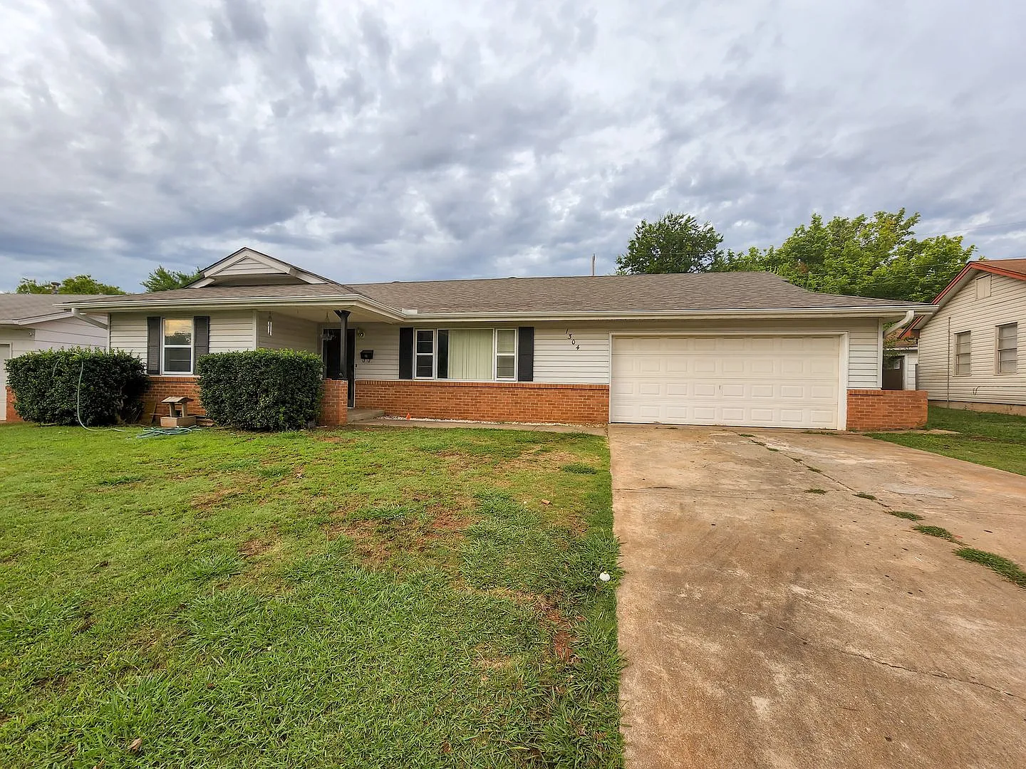 3 bed 1 bath home with 2 car garage! — Photo 4
