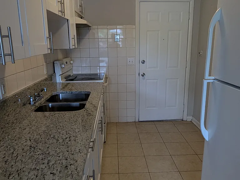 8077 Parental Cir #8077 — Photo 7